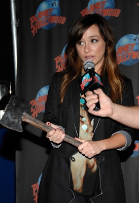 Danielle_Harris_Visits_Planet_Hollywood2010_281129.jpg