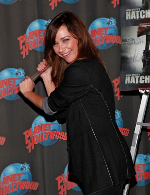 Danielle_Harris_Visits_Planet_Hollywood2010_284929.jpg